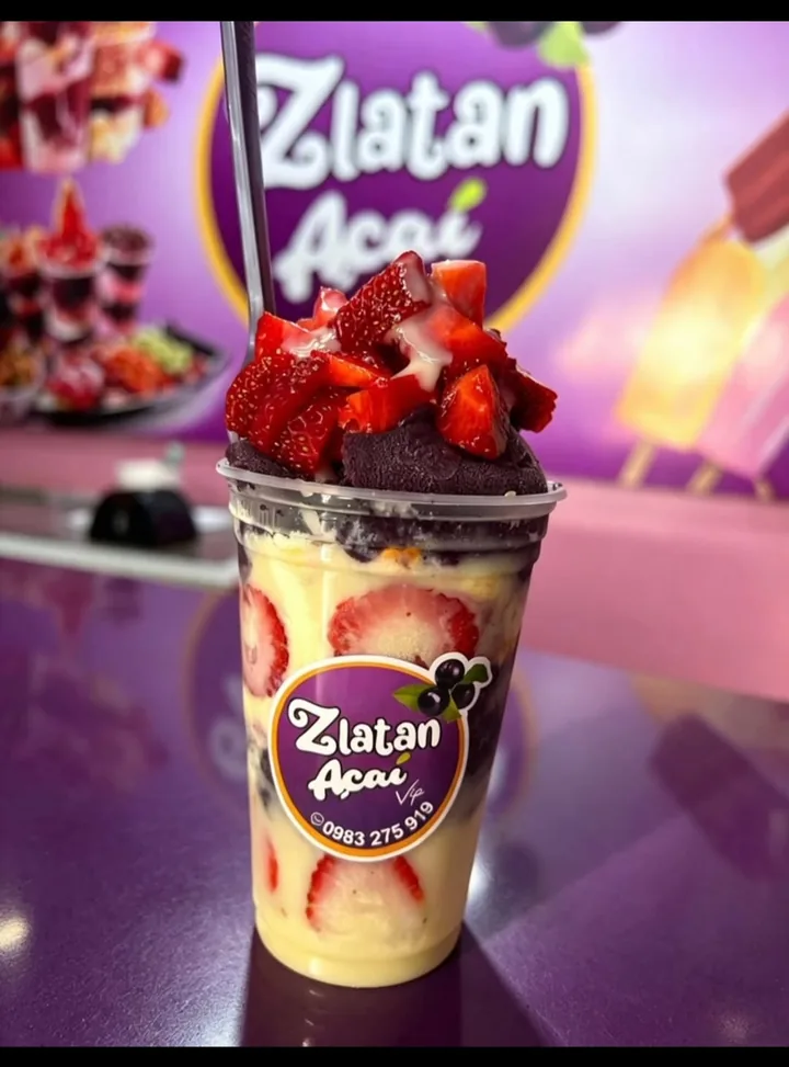 Dos vasos de açaí con frutilla y leche condensada