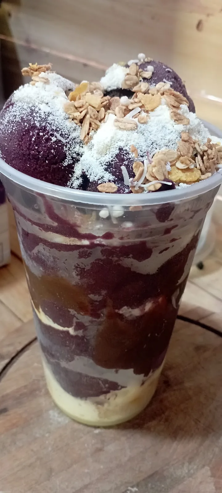 Barco de açaí con granola y coco para compartir