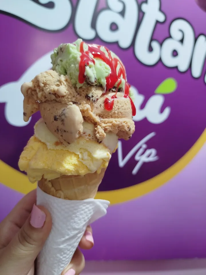 Cucurucho de helado con tres bochas
